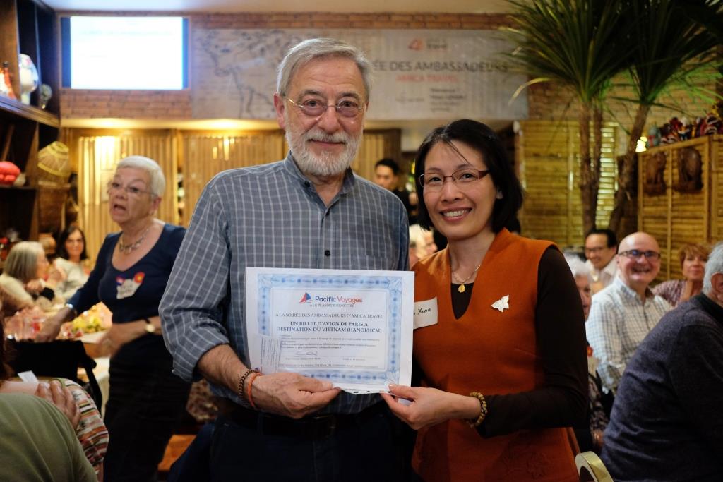 M. Odile Guery, l'heureux gagnant d'un billet d'avion Paris-Vietnam, remis par Pacific Voyages.